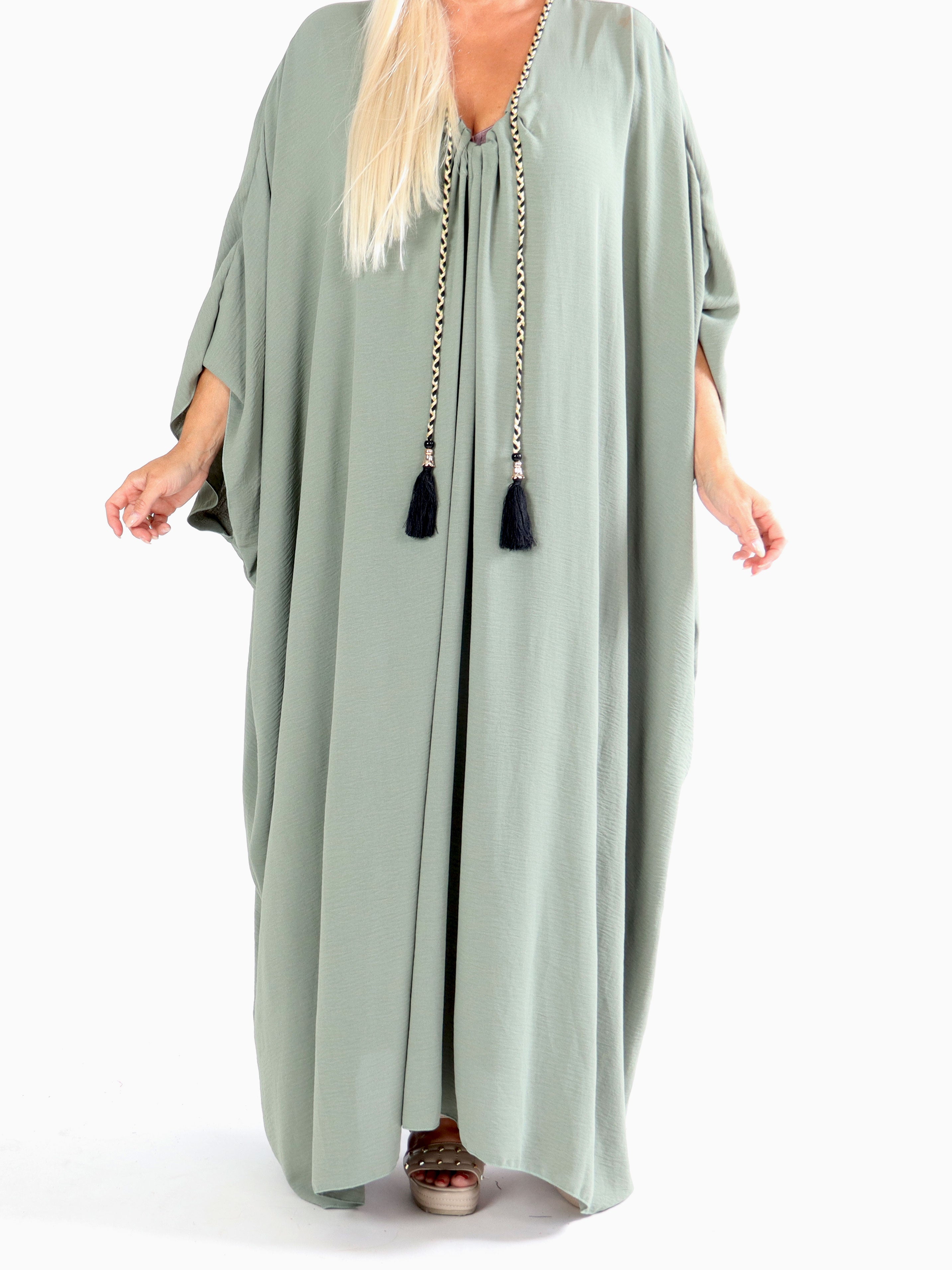 Nynne Plain - Lang plain plus size kjole med flettet snore